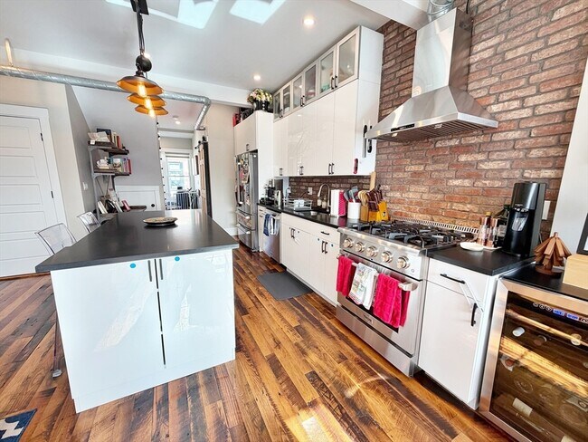 Building Photo - 63 Marion St