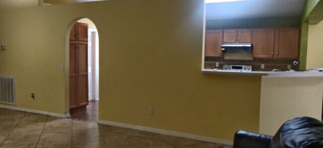 Foto del edificio - 4 bedroom 2 bath