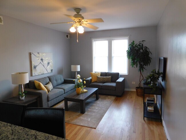Foto del edificio - 3022 N Pulaski Rd
