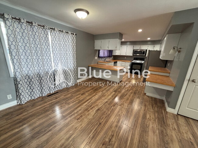 Building Photo - 320 W 1st S