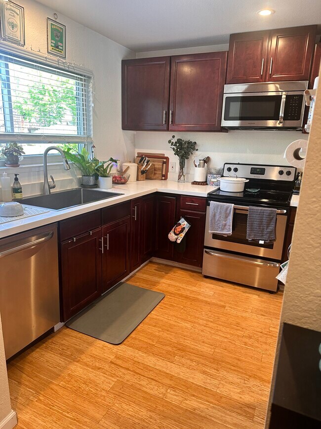 Foto del edificio - 1576 Parkway Dr