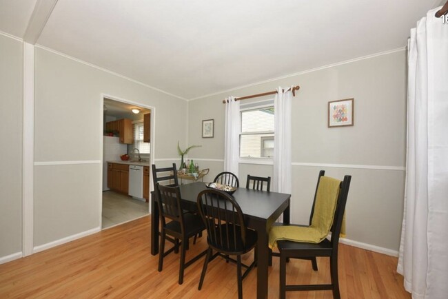 Building Photo - 5934 N Lydell Ave