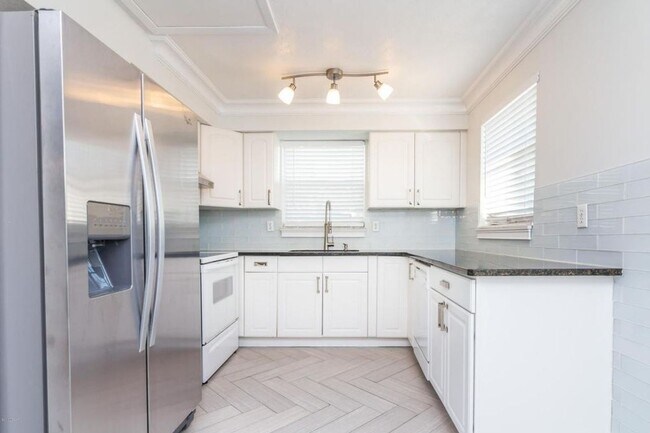 Foto del edificio - WONDEFUL BEACHSIDE POOL HOME - POOL CARE & LAWN CARE INCLUDED