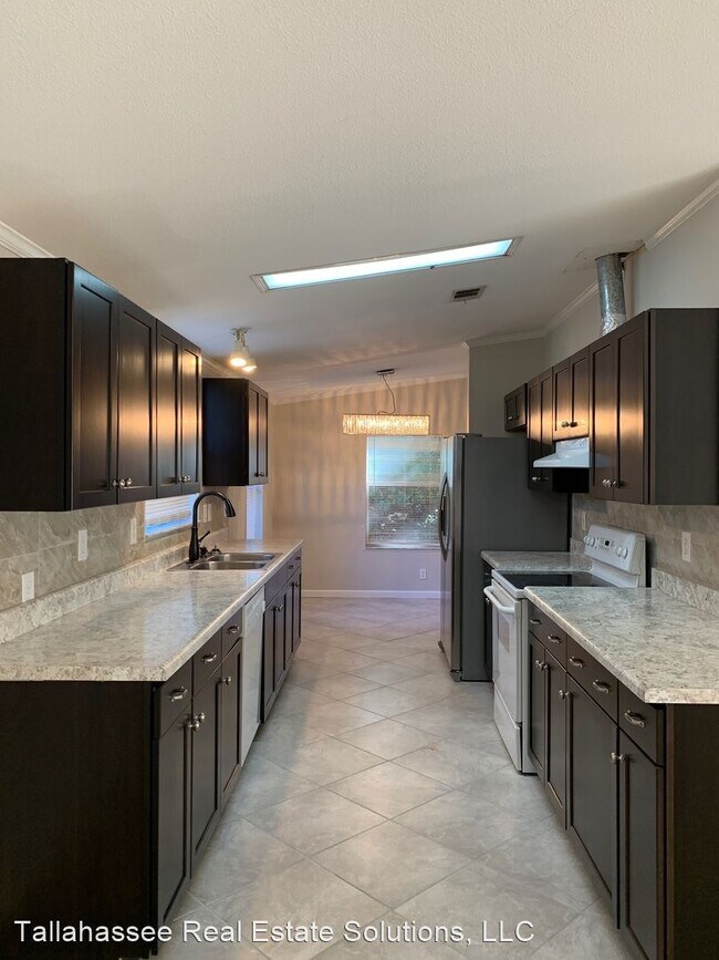 Building Photo - 5 br, 3 bath House - 205 Iris Circle