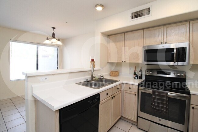 Building Photo - 1104 W Mango Dr