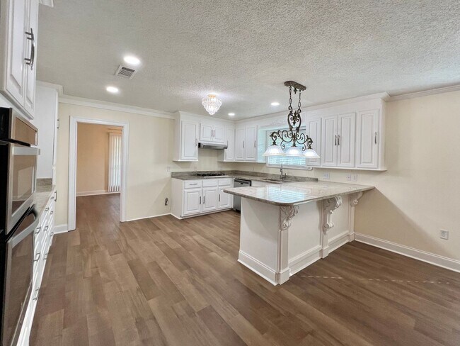 Foto del edificio - Three Bedroom House with a Huge Yard and B...