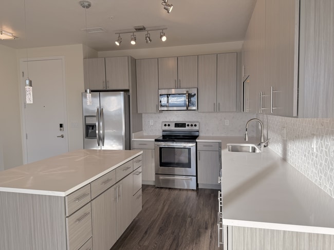 kitchen-high-line-pointe-B5-2x2.5-1301-600-pikes-peak-3-13-2026(4).JPG - High Line Pointe