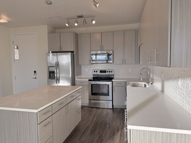 kitchen-high-line-pointe-B5-2x2.5-1301-600-pikes-peak-3-13-2026(4).JPG - High Line Pointe
