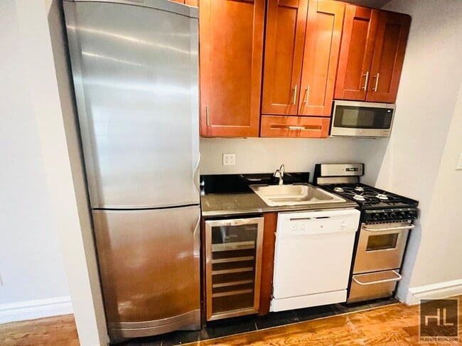 Building Photo - Renovated Gramercy 2-Bedroom with Modern F...