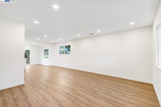 Foto del edificio - 1474 Heather Ln