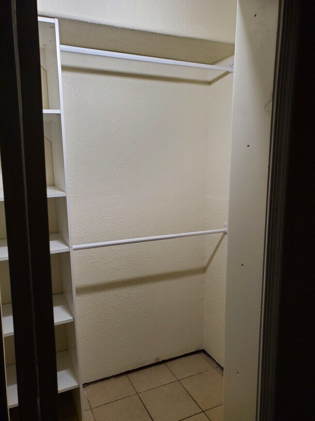 Walk-in-closet - 1905 W 16th Plz