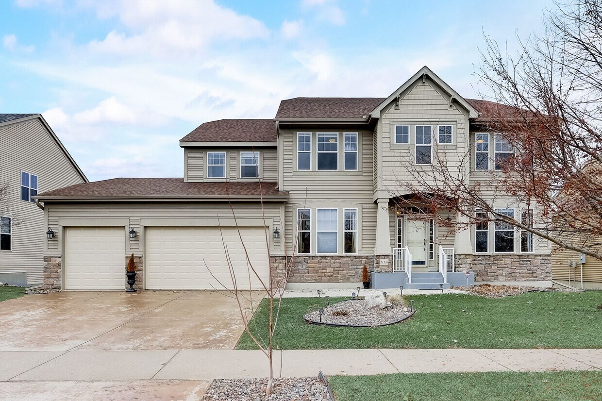 Primary Photo - Grand 5 bed 4.5 bath Maple Grove Home w/ 3...