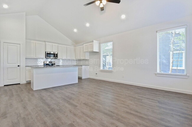 Foto del edificio - 718 W Texas St