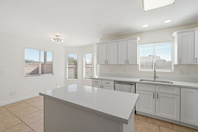 Building Photo - Updated & Ready for Move in!