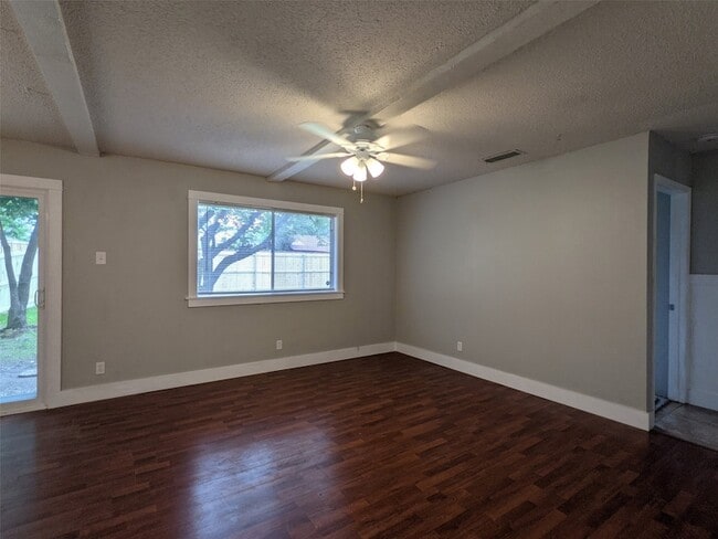 Foto del edificio - 2121 Travis Dr