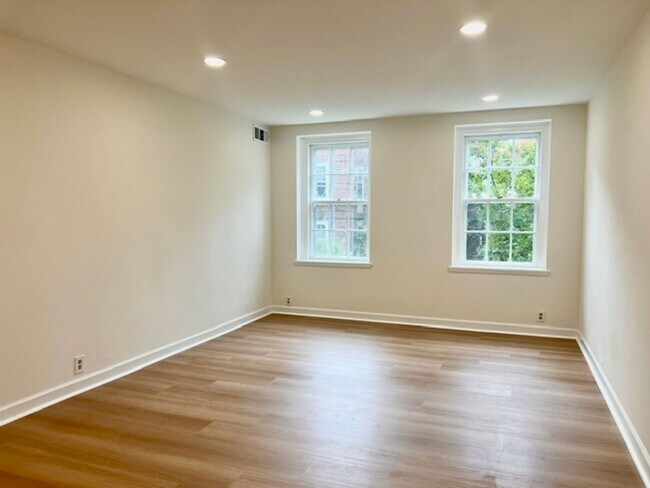 Foto del edificio - 3930 Langley Ct NW