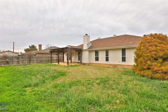 Building Photo - 2965 Red Oak Cir