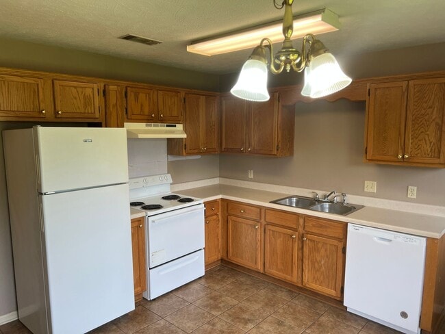 Building Photo - 3 Bed 2 Bath Home
