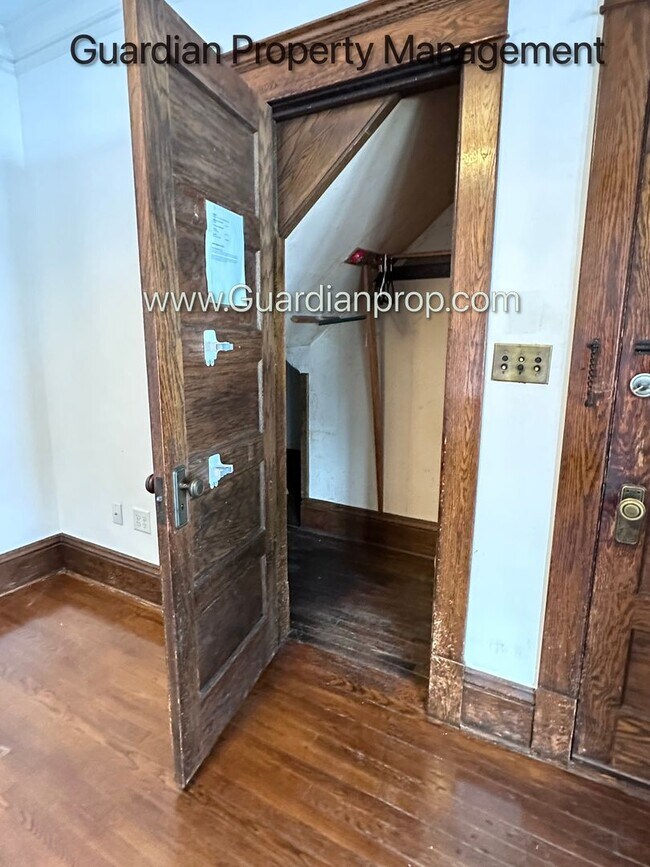 Building Photo - Spacious Condo With Office, Dishwasher, 1 Parking Space, Hardwood Floors, Free Laundry