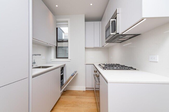 Building Photo - Unique and Unique Apt