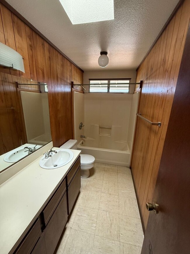 Building Photo - 3 Bedroom / 2 Bathroom Home in Makawao!