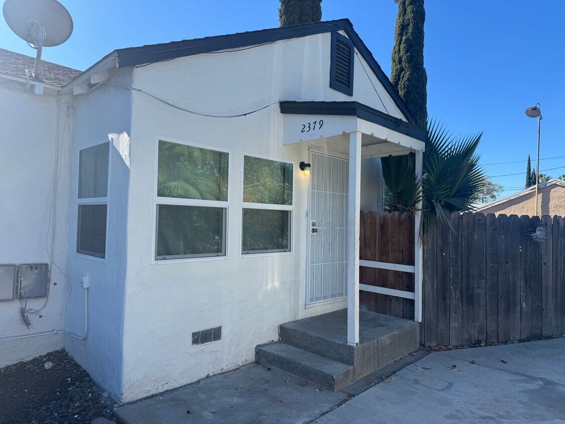 BEAUTIFUL UPDATED DUPLEX 2 BED & ONE BATH! - BEAUTIFUL UPDATED DUPLEX 2 BED & ONE BATH!