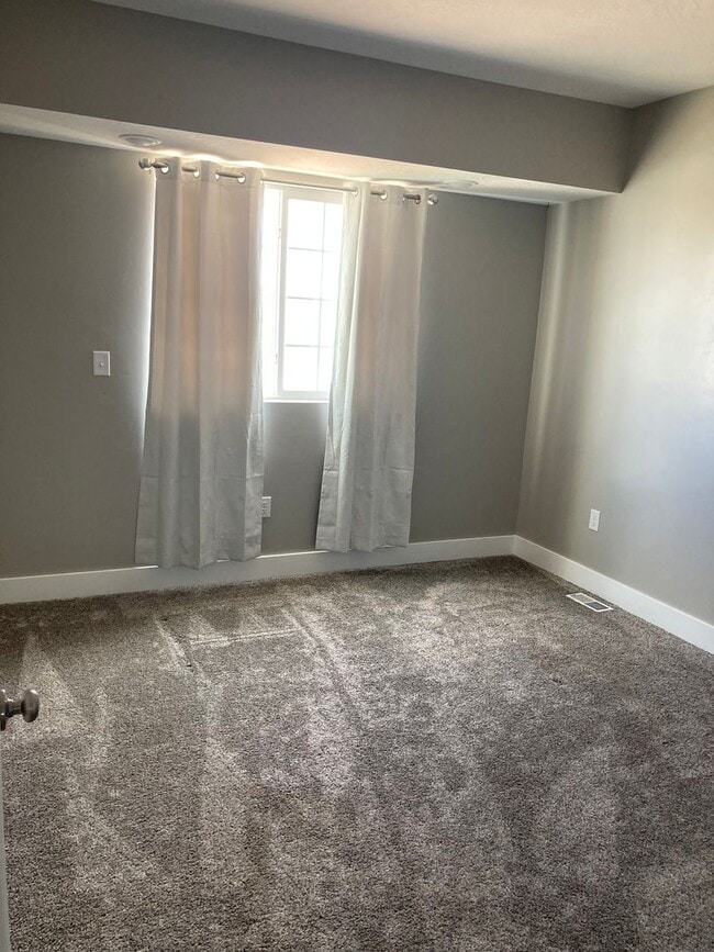 Building Photo - 1 bedroom, shared bathroom, kitchen, livin...