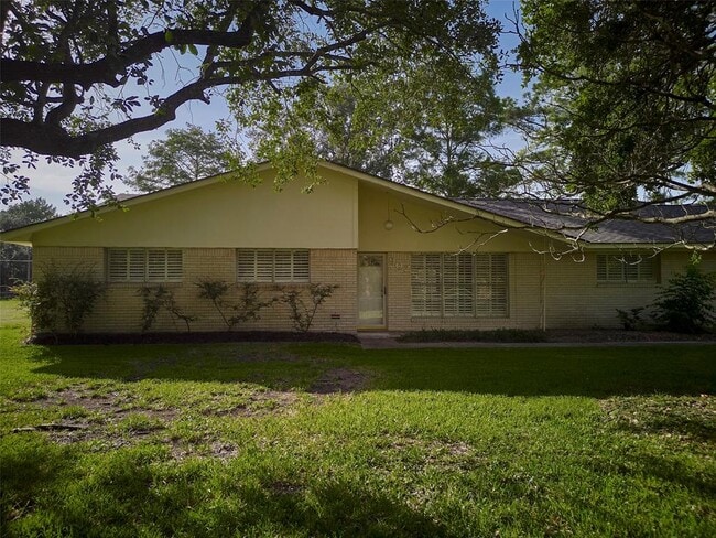 Building Photo - 902 Clover Ridge Ave