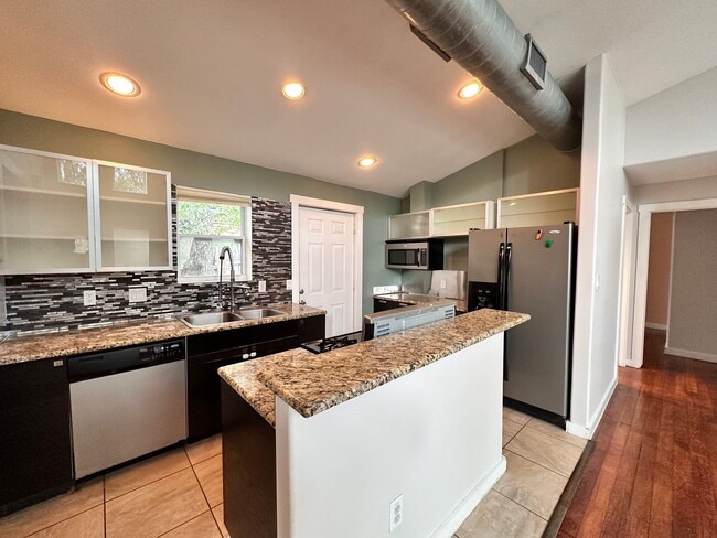 Building Photo - AVAILABLE NOW: 3 BD / 3 BA in North Campus