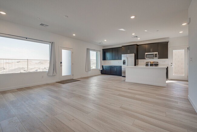Foto del edificio - 900 Elmwood Frst Ln