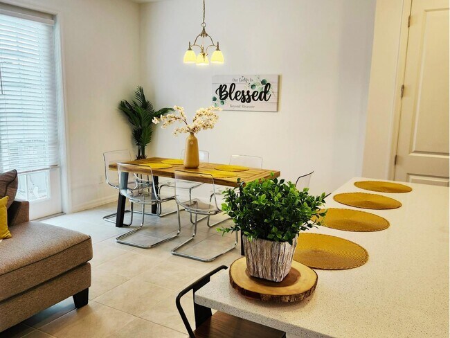Building Photo - 3 Bed 2,5 Bath Townhouse Davenport
