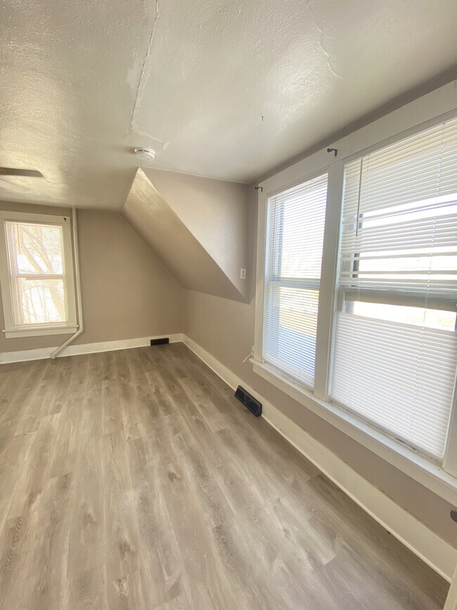 Foto del edificio - 403 W 6th St
