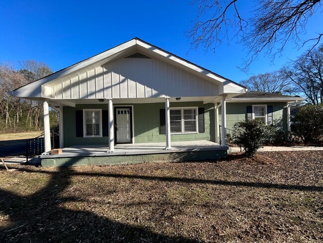 Building Photo - 2/2 House with a Bonus Room- $1,295