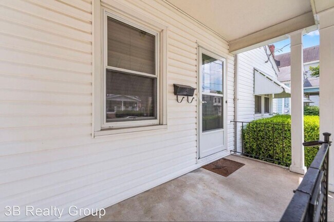 Building Photo - 2 br, 1.5 bath House - 5240 Warren Ave.