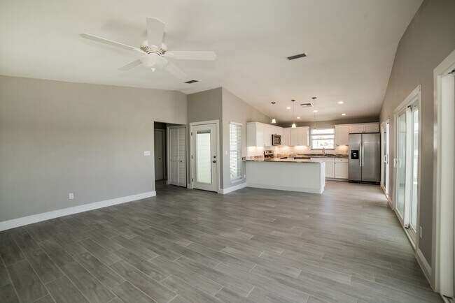 Foto del edificio - 8601 E Bay Dr