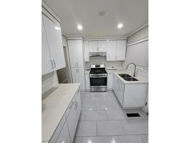 Photo du bâtiment - 9729 Princess Dr