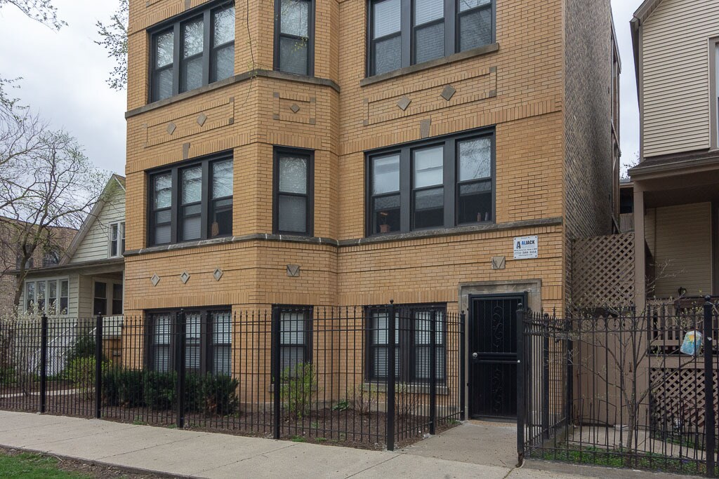 Primary Photo - 2228 N Sawyer Ave