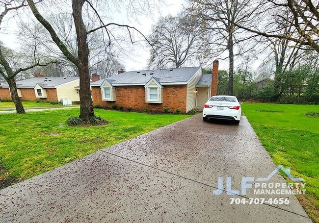 Building Photo - Freshly Updated 2/2 Duplex with Modern Fix...