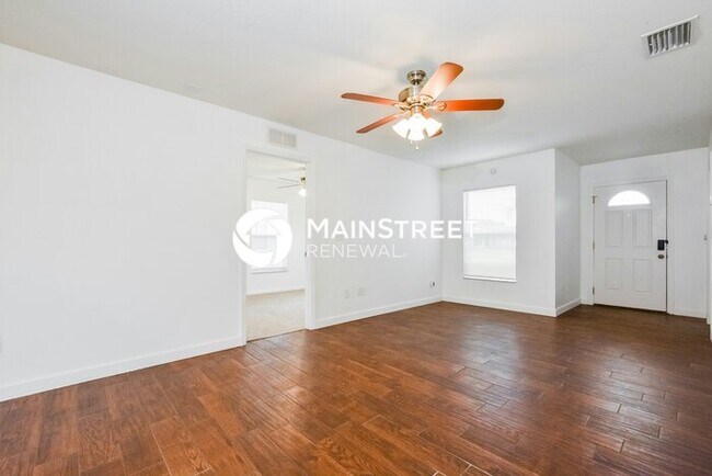 Building Photo - 3 Bedroom Pet-Friendly Home in Umatilla, FL with Main Street Renewal