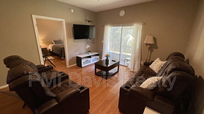 Foto del edificio - 6965 Ortega Woods Dr