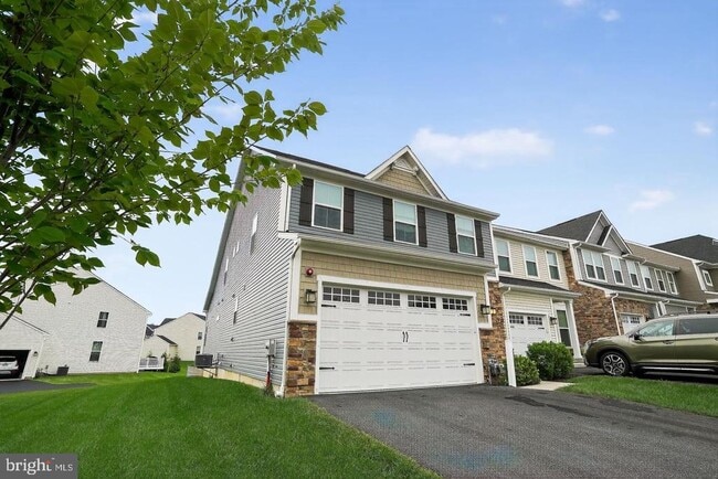Building Photo - 701 Cascade Way