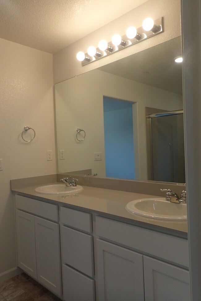 Foto del edificio - Gorgeous Brand New 4 bed 3 bath 2 story ho...