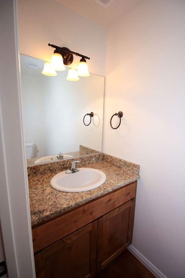 Foto del edificio - 3 bed, 2.5 bath town house *Internet Included