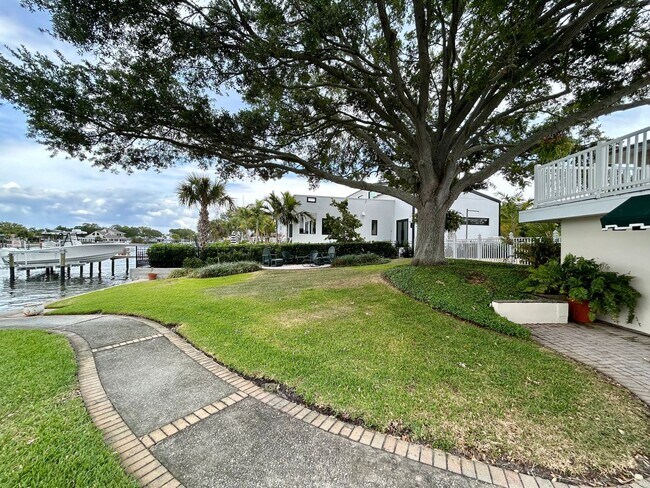 Foto del edificio - Classic waterfront Snell Isle Estates 3 Bed 2.5 Bath Home w/ private dock and boat lift!