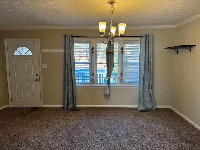 Building Photo - 3 bedroom 2 bath ranch in Fayetteville