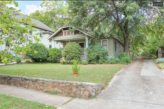 Photo - 696 Highland Ave NE House