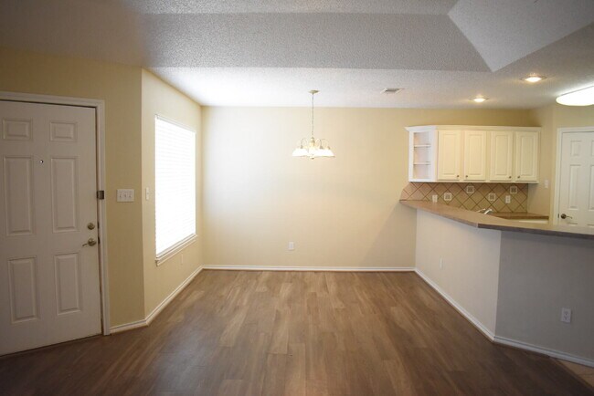 Foto del edificio - Updated Duplex with Large Basement in Cooper School District!