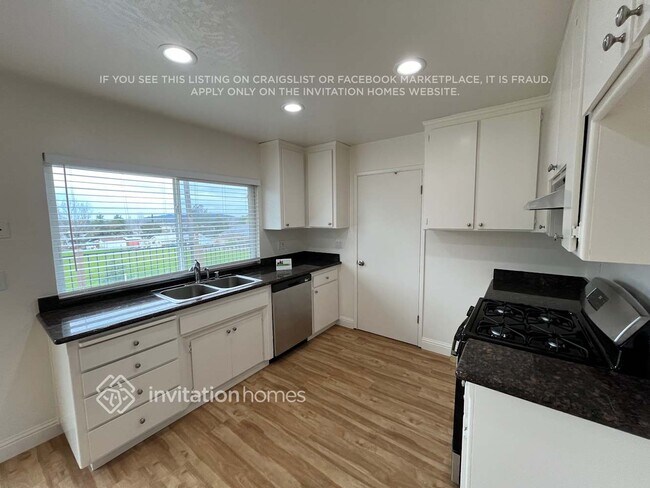 Foto del edificio - 12171 Dry Creek Rd