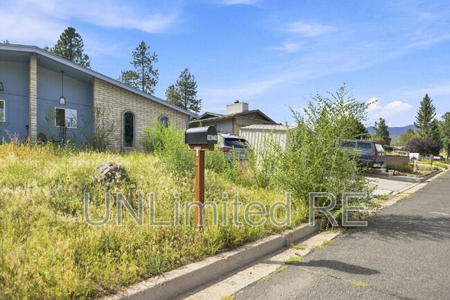Building Photo - 1811 N Meadow Lark Dr