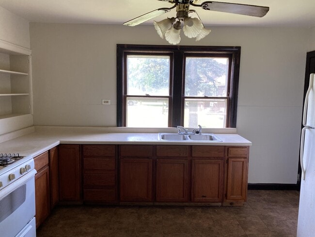 Building Photo - 304 1/2 River Oaks Dr